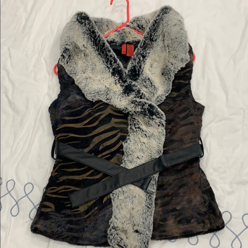 Sleeveless jacket